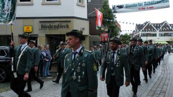 Feierlich zogen die Schützen am ersten Juniwochenende durch Glandorf.