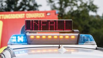 Osnabrück, Deutschland 20. August 2023: Ein Polizeifahrzeug steht mit Blaulicht und dem Schriftzug Unfall im Display an 