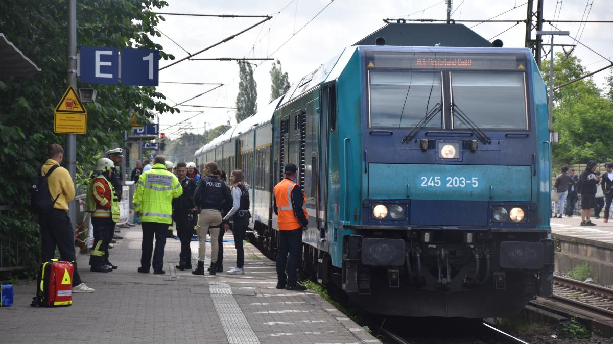 Emergency medical intervention at Elmshorn train station - Train services ...