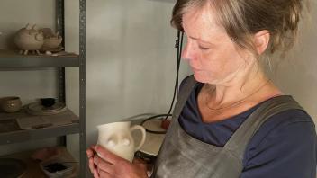 Cindy Seegert mit einem speziellen Kundenwunsch zum Herrentag: Eine Tasse mit Brüsten
