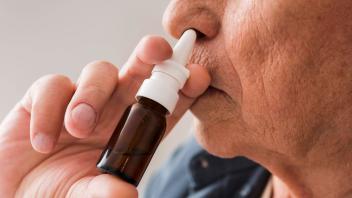 Die Einnahme von Nasenspray mit Oxytocin könnte eine Therapie bei einsamen Menschen unterstützen.