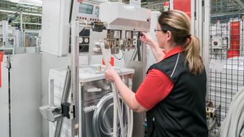 Waschmaschinen-Produktion Miele Werk Gütersloh: Produktion von Waschmaschinen, 8.6.2022 *** Washing machines production