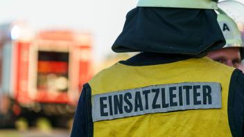 Osnabrück, Deutschland 06. September 2022: Ein Feuerwehrmann mit Feuerwehr Helm und einer Weste, auf der Einsatzleiter s