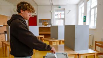 Moritz casts his vote for the European elections in Wessling, southern Germany, on June 9, 2024. German 16-year-olds cast first votes in the European elections. A decrease in Germany&apos;s voting age from 18 to 16 which could bring more than a million additional people to the polls. (Photo by ALEXANDRA BEIER / AFP)