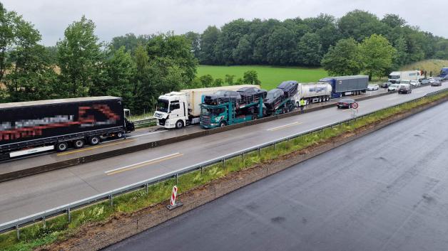 Die Unfallfahrzeuge sperren beide Fahrspuren in Richtung Münster.