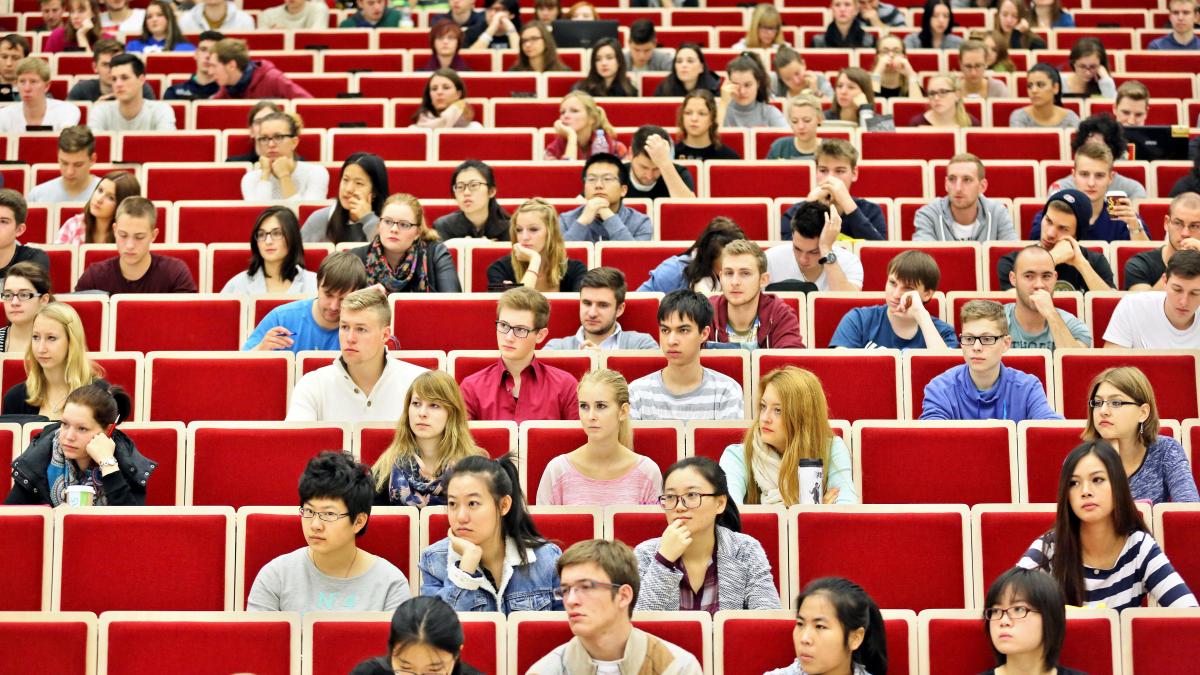 Bundestag beschließt BafögErhöhung für Schüler und Studenten