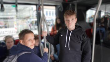 Die beiden Osnabrücker Schüler Robin Warnke und Konrad Langer im Bus M4 nach Belm.