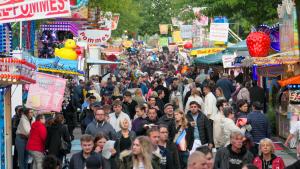 Ein Volksfest mit Anziehungskraft: Am Samstagabend wurde es voll auf der Wallenhorster Klib.