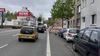 An der Bohmter Straße in Osnabrück zwingt eine Baustelle Radfahrer zu großen Umwegen. Autofahrer hingegen haben freie Fahrt. Daran gibt es Kritik.