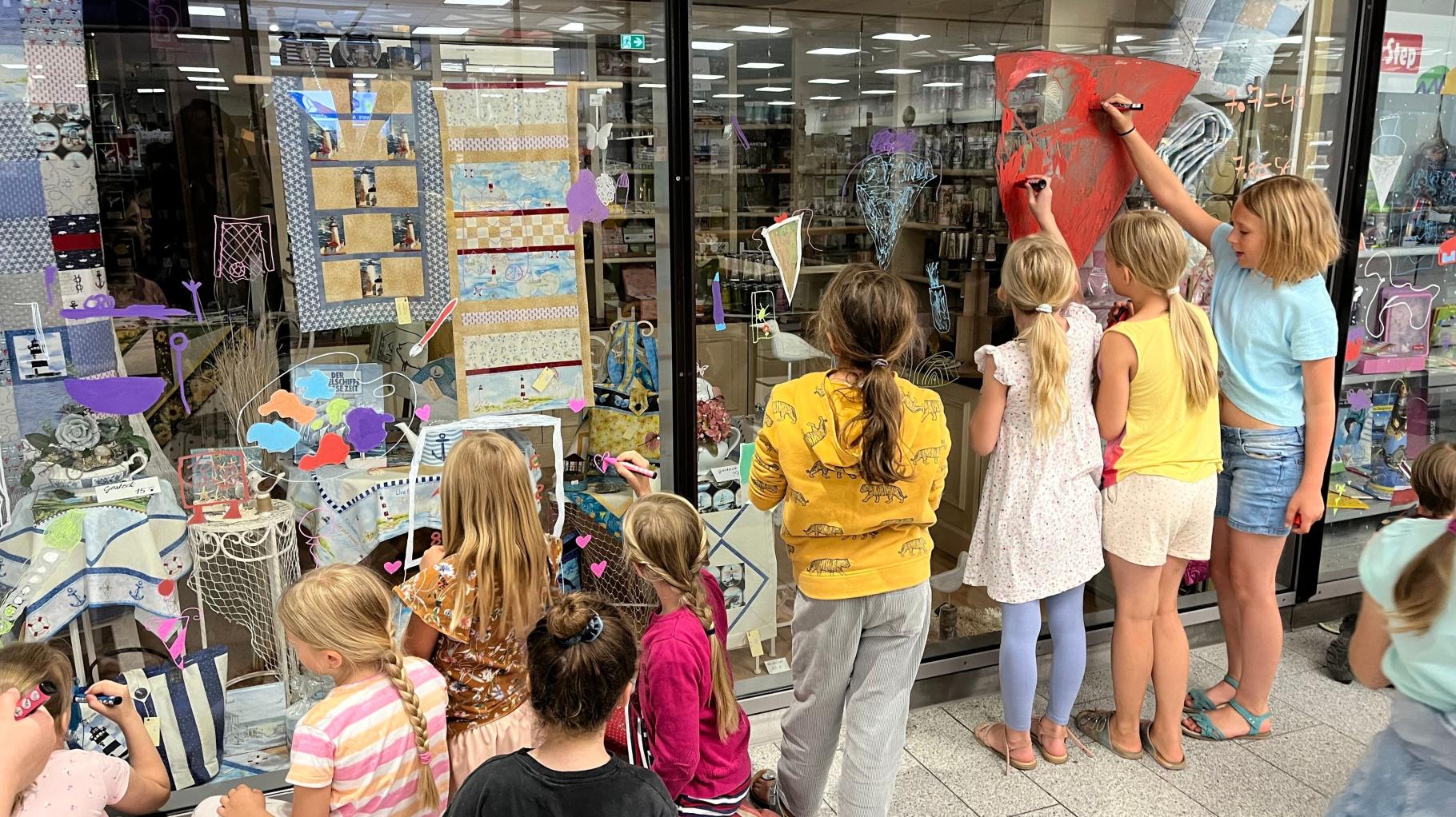 Im Rostocker Hof dürfen Schulkinder wieder die Schaufenster bemalen