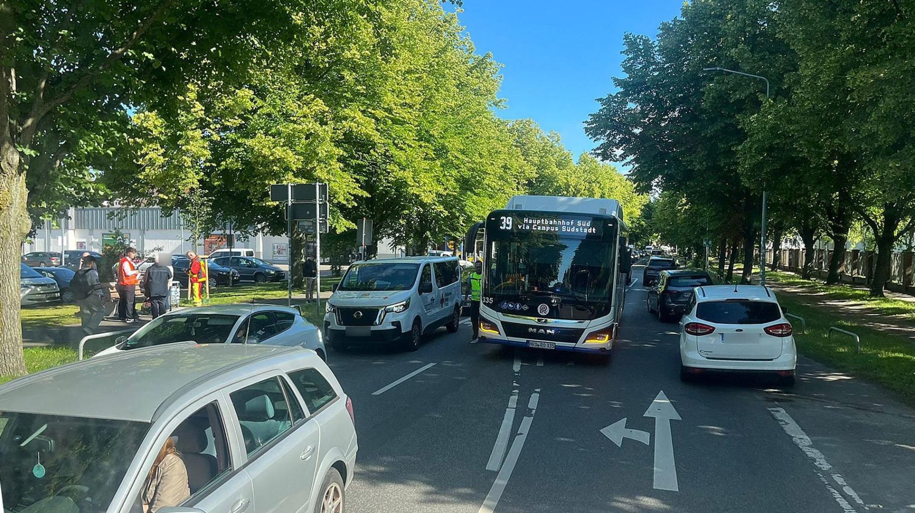 Linienbus und Auto stoßen in Rostock zusammen – drei Fahrgäste verletzt