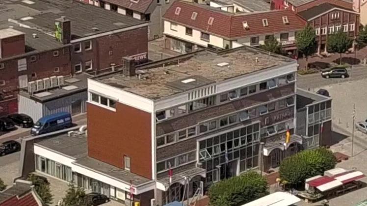 Barmstedter Rathaus bekommt neues Dach und Photovoltaik