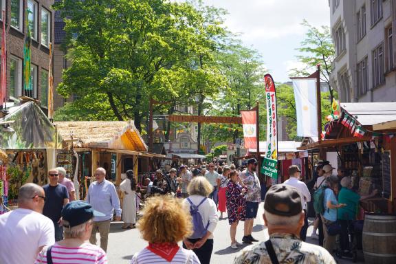 Erkak ozining mushukchasini yalab qoyishi nima deyiladi? Tiffany Diamond porno