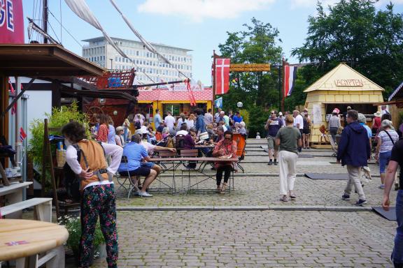 Loren Legford porno suratga tushdi Bolalar uyi minut