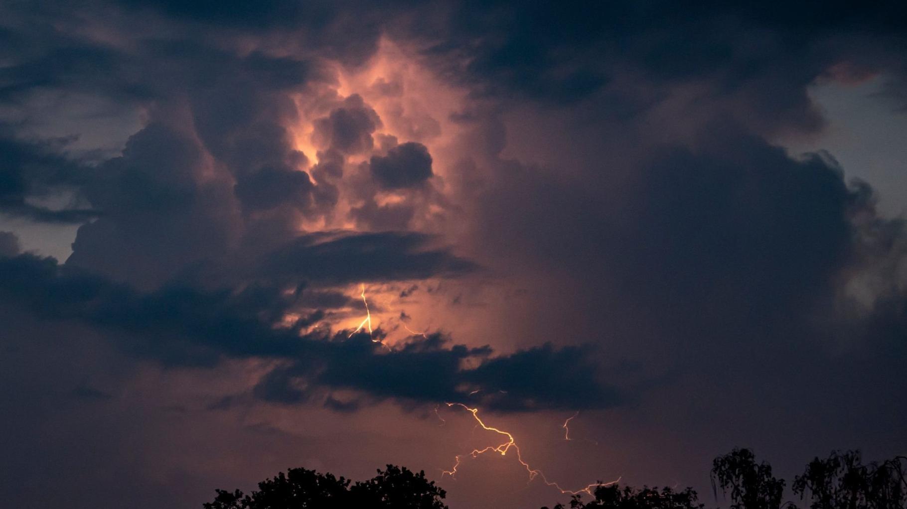 Hitze und Gewitter mit Starkregen und Hagel erwartet