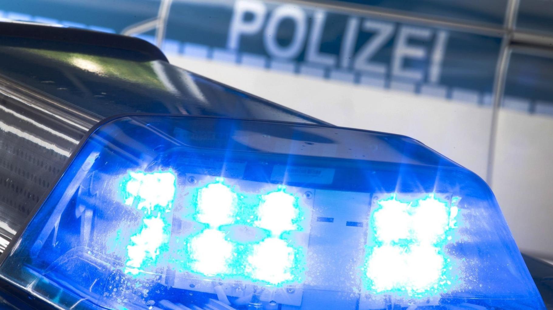 Auto knallt gegen Straßenlaterne und landet im Vorgarten