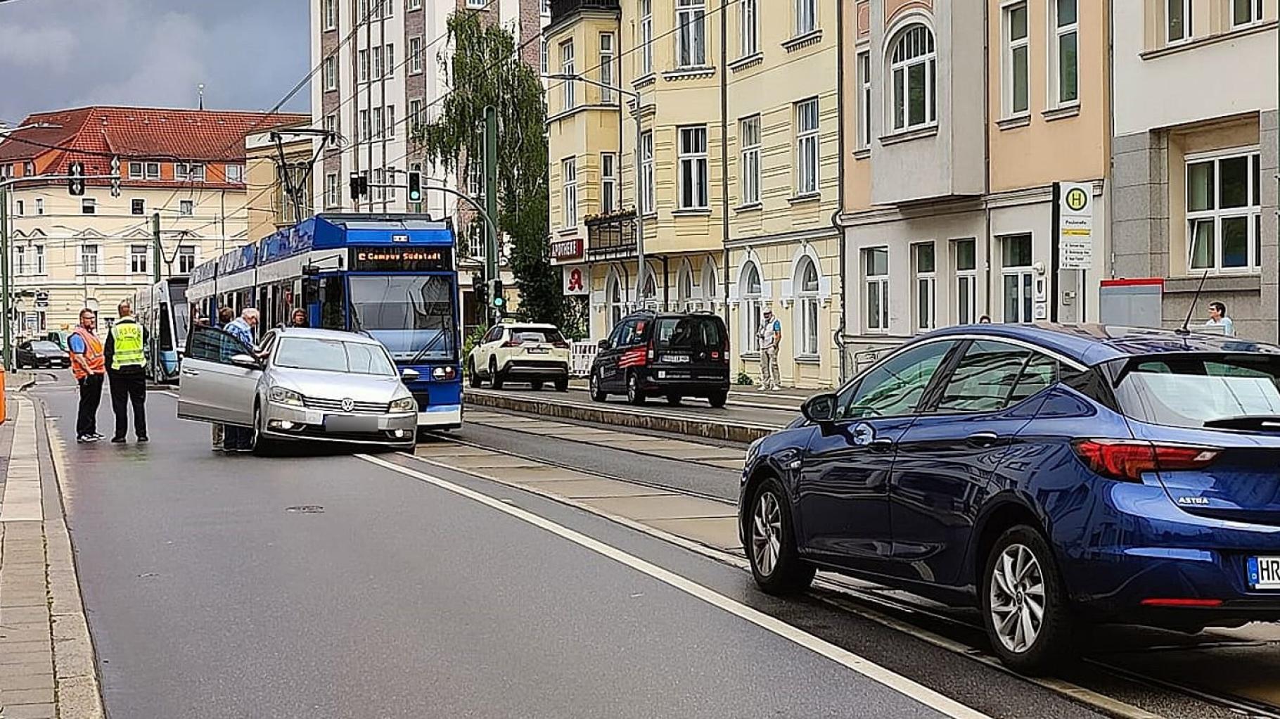 Autounfall legt Straßenbahnverkehr in Rostock lahm