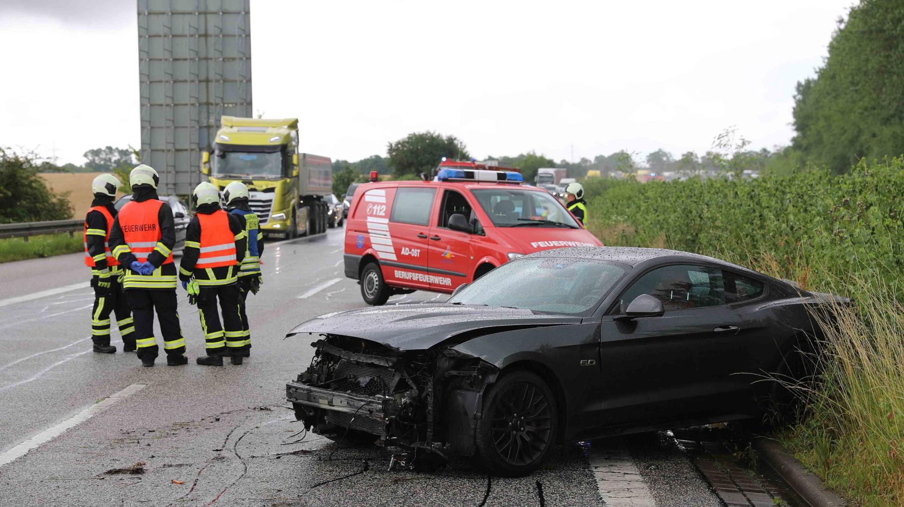 Ford Mustang kracht auf A19 bei Rostock in Leitplanke