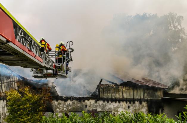 Feuer zerstört Scheune in Klein Bennebek
