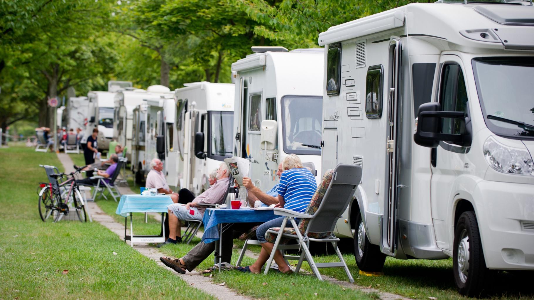 Camper-Fahrer stellen ihre Geschicklichkeit in Rostock unter Beweis