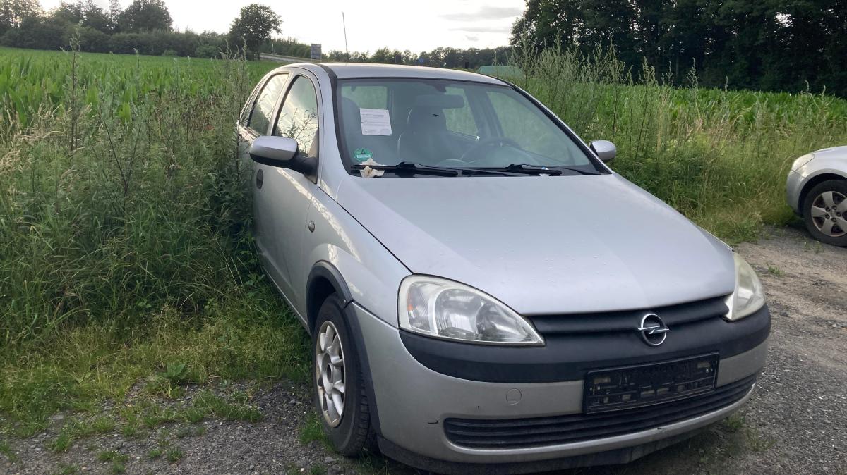 Auto ohne Kennzeichen auf Parkplatz in Schleptrup Was passiert?