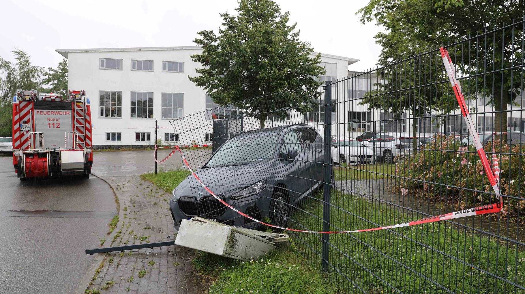 BMW-Fahrerin verwechselt beim Einparken Gas und Bremse und rast durch Zaun