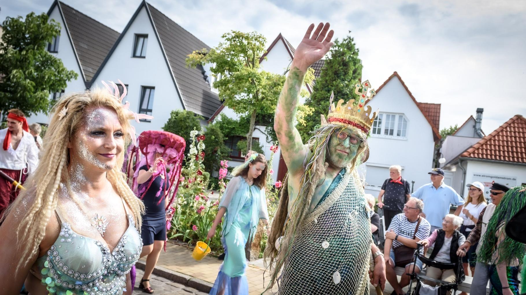 Neptun, Min Herzing und Co. läuten mit Festumzug Warnemünder Woche ein