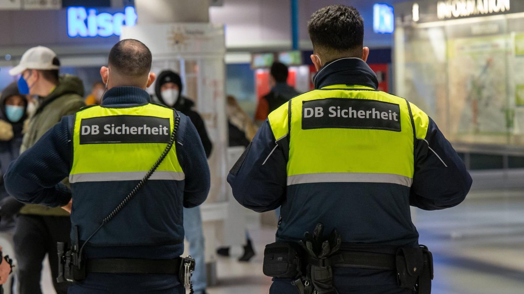 Morddrohung und Hitler-Gruß gegen Bahnmitarbeiter in Rostock