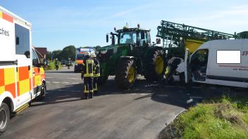 Beesten: Transporter kracht beim Überholen in abbiegenden Traktor