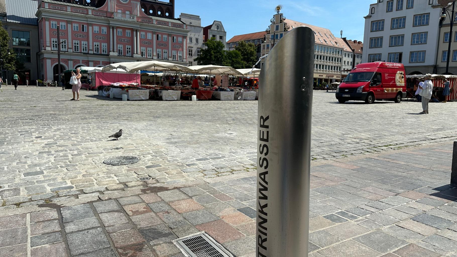 Frisches Trinkwasser sprudelt auf dem Neuen Markt in Rostock