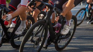 Detailausschnitt von einem Radrennen (Rennrad, Symbolbild) *** Detail of a bicycle race racing bike, icon image Copyrig