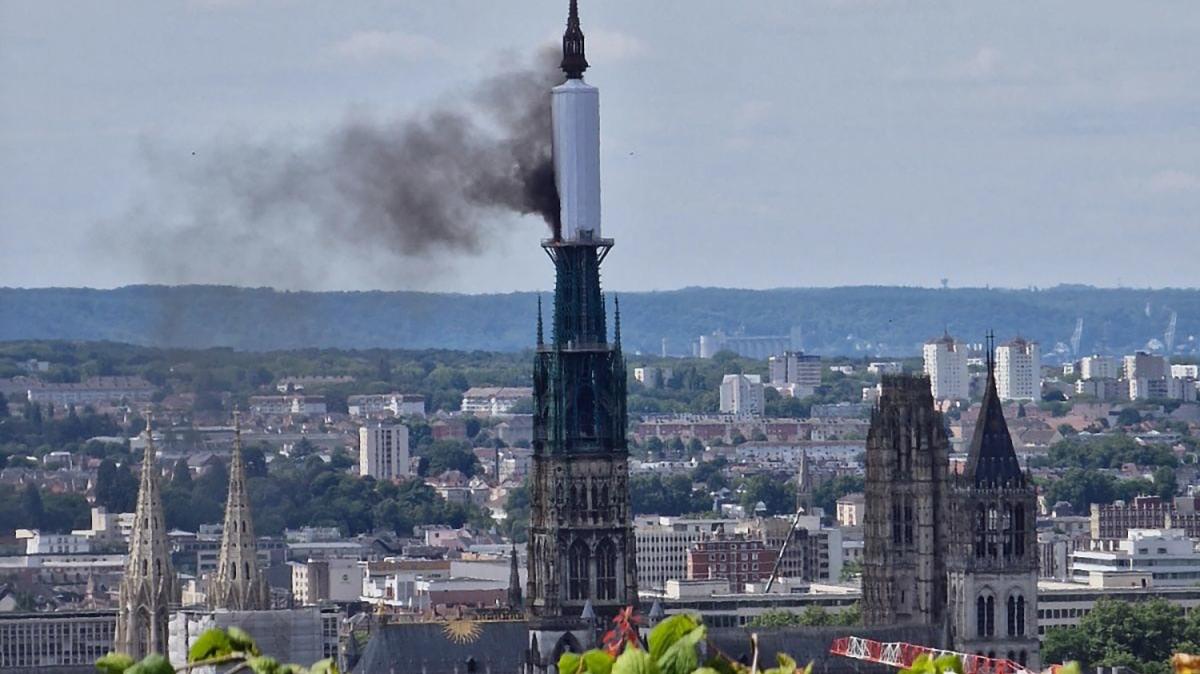 Rouen Feuer In Spitzturm Von Gotischer Kathedrale Gel Scht Noz