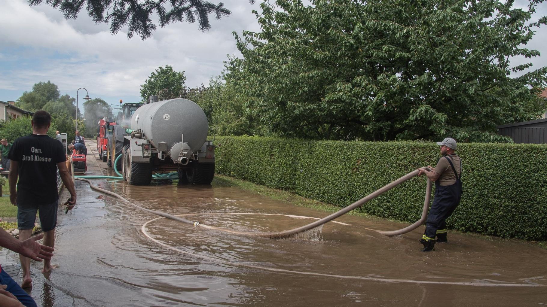 ▶ Nach Gewitter: Grundstücke und Keller unter Wasser, auch Dorfteich bedroht