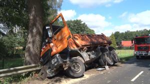 Unfall in Meppen: Lastwagen prallt auf Bawinkeler Damm gegen Baumn