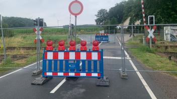 Hohe Gitter, Baken und Schilder sind am gesperrten Bahnübergang zwischen Wallenhorst-Hollage und Lotte-Halen aufgestellt worden.