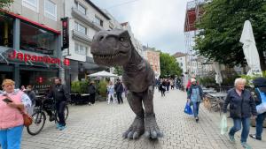 Realistischer Dinosaurier sorgt für Aufsehen in Osnabrücker Innenstadt