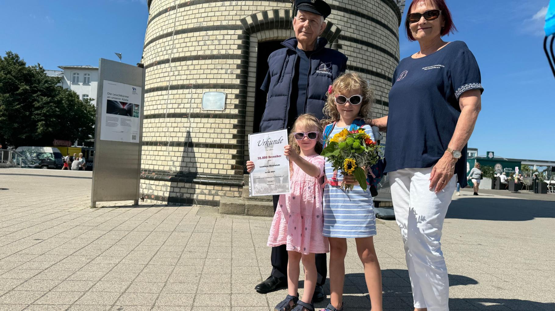 Warum die kleine Bea ein ganz besonderer Gast des Warnemünder Leuchtturms ist