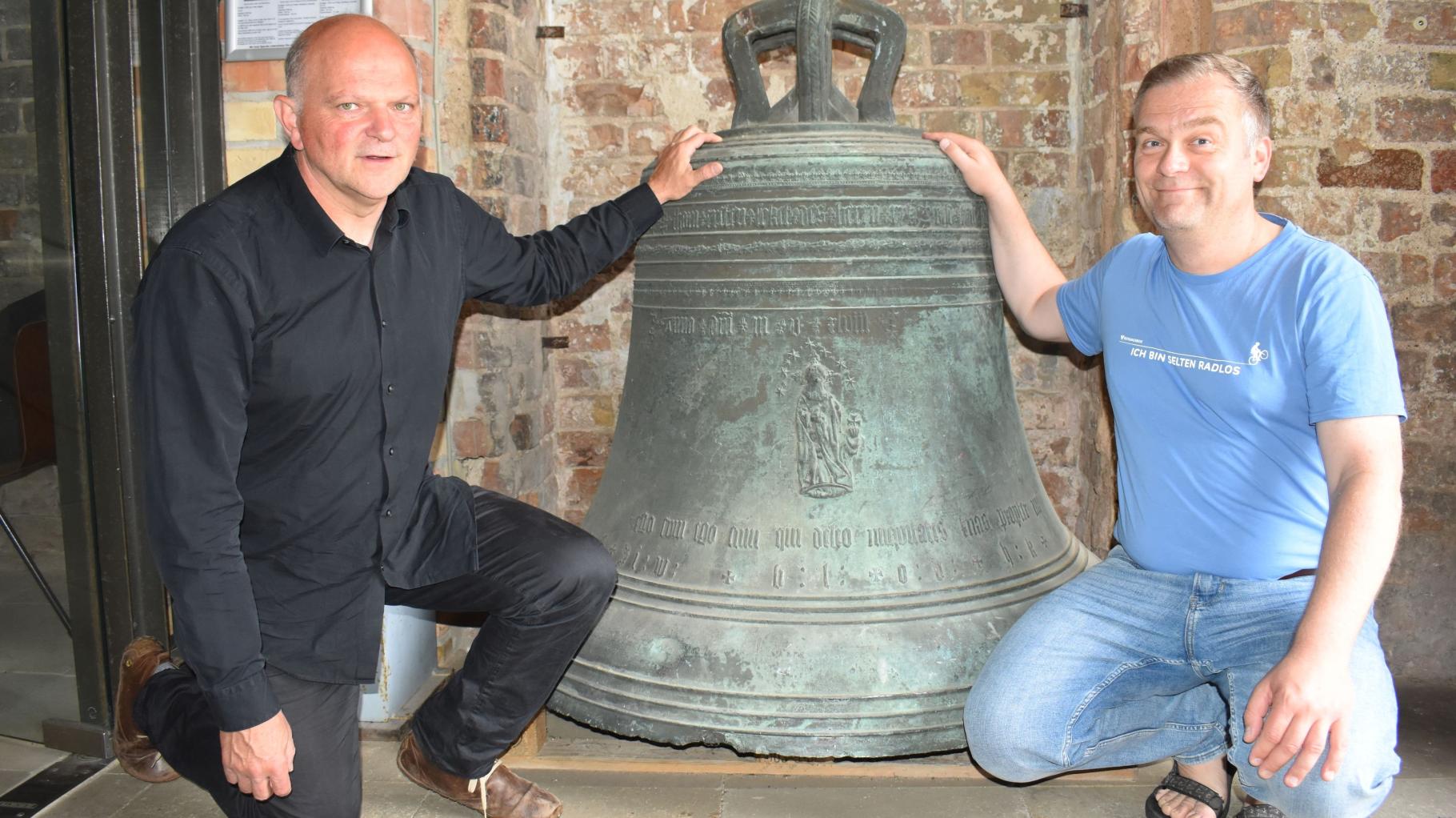 Wie die Glocken wieder in den Turm der Rostocker Petrikirche kommen