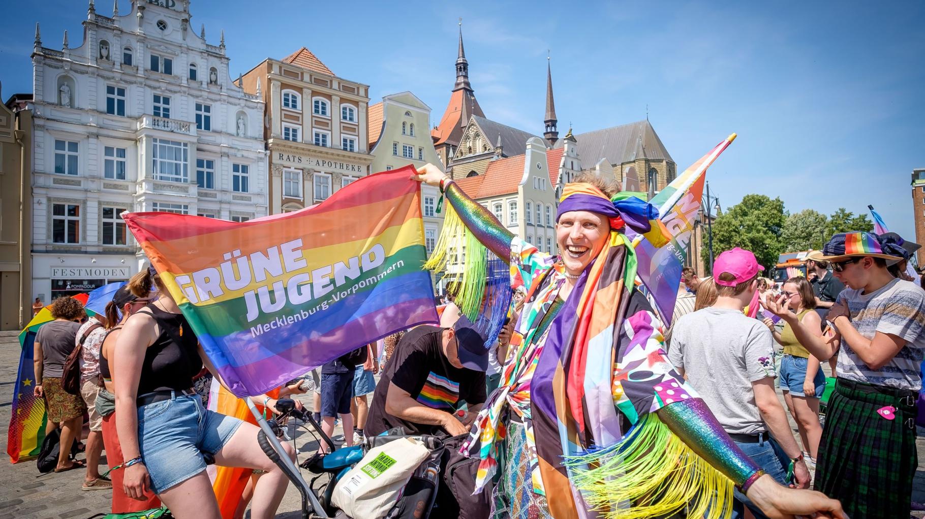 Von Demo bis Pride Night: Wie Rostock den Christopher Street Day feiert