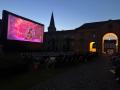 Wolkenloser Himmel, volle Stuhlreihen und viel Pink auf der Leinwand und im Publikum: Der Start des Open-Air-Kinos im Osnabrücker Schlossinnenhof mit „Barbie“ ist gelungen. 