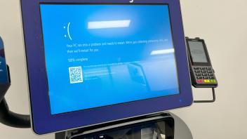 Weltweite IT-Störung: Windows-Rechner wie an diesem Zahlgerät zeigen nur noch die berüchtigte Fehlermeldung „Blue Screen of Death“ an.