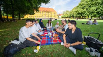 Foto-Portaitstory:OS -Ein Sommertag im Osnabrücker Schlossgarten - Wer liegt hier so rum und warum