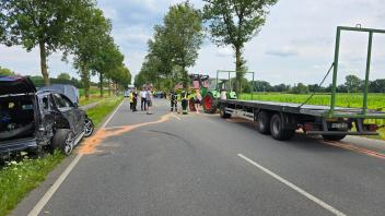 In Fürstenau fuhren zwei Autos und ein Traktor mit Anhänger aufeinander auf.