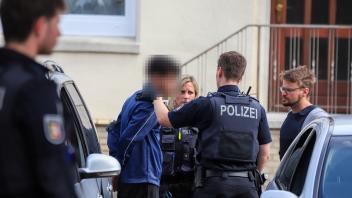 Gegen 16 Uhr nahmen Einsatzkräfte der Polizei zwei junge Männer und einen älteren Mann in Wedel fest. Die beiden Brüder stehen laut der Ermittler unter dringendem Tatverdacht.