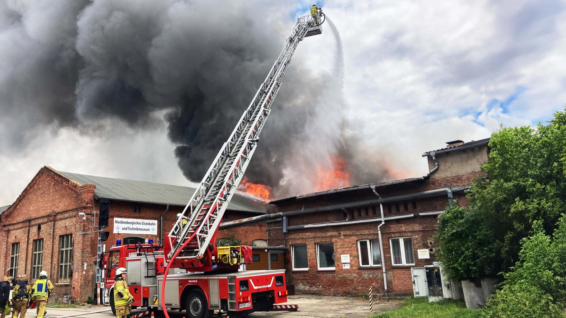 Großfeuer am Schweriner Bahnhof: Was vom Eisenbahnmuseum blieb