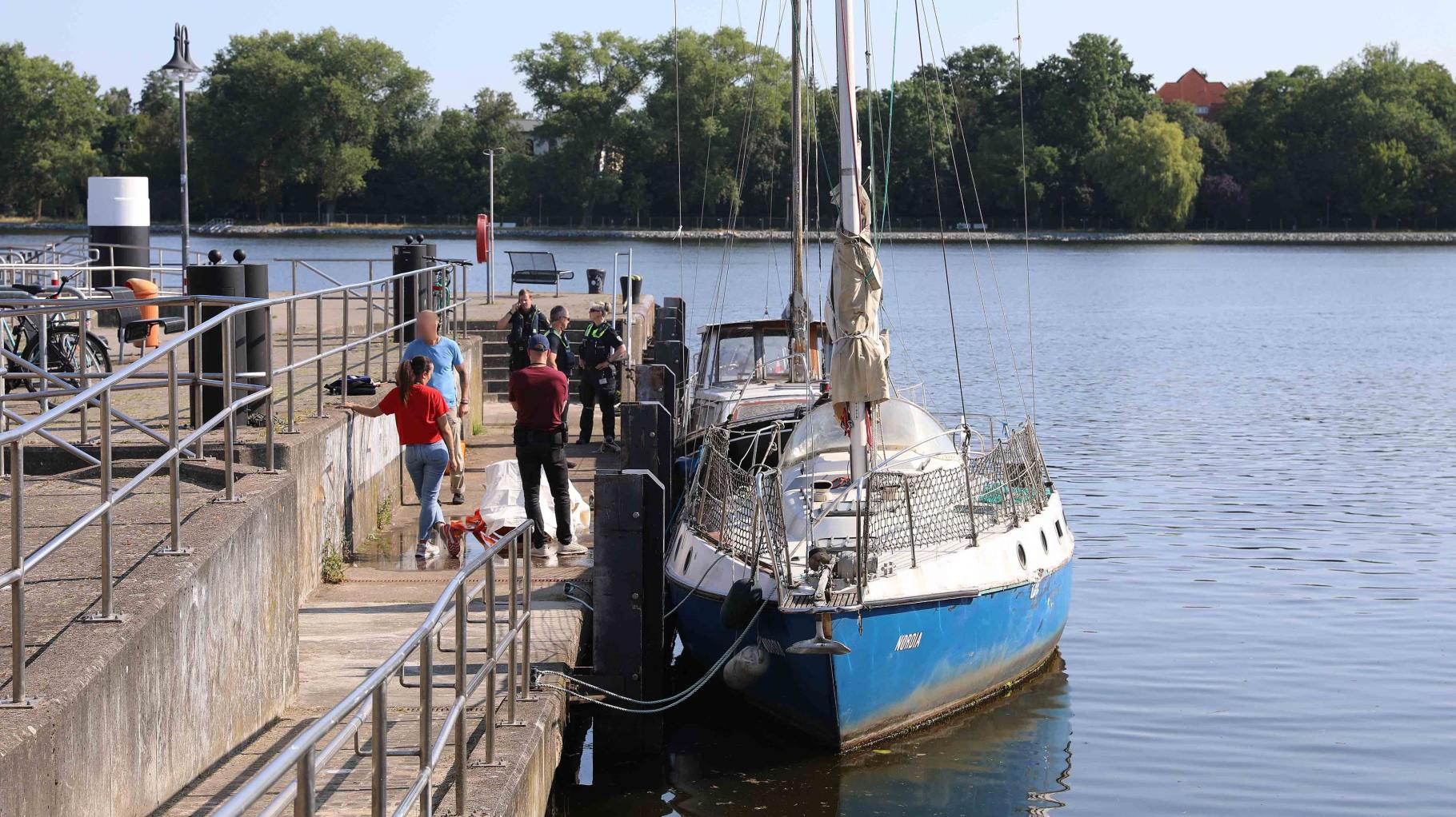 ▶ Fußgänger entdeckt tote Frau in Bikini in Rostock