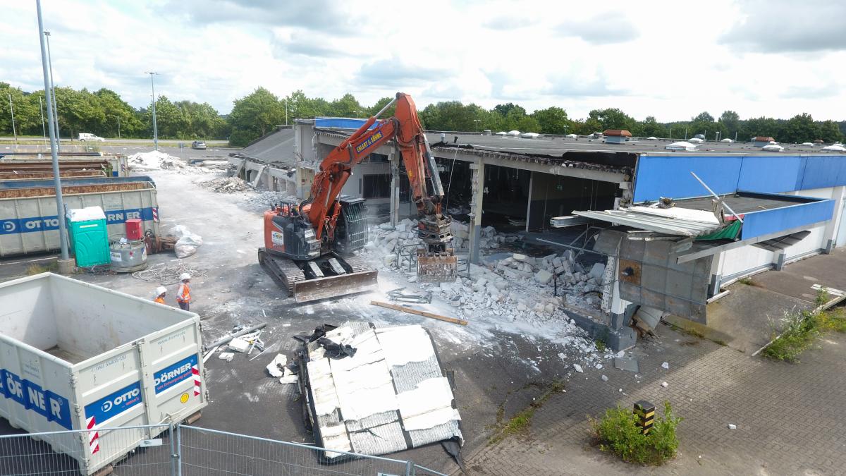 Abriss von altem FamilaMarkt in Itzehoe hat begonnen