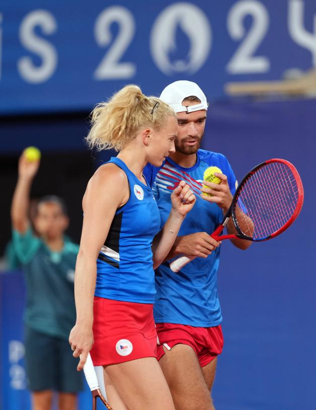 Siniakova und Machac gewinnen gegen das chinesische Mixed-Doppel erstes Gold für Tschechien.