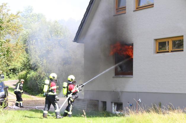 Als die Feuerwehr Sagau als erstes am Brandort eintraf, loderten bereits Flammen aus einem zerbrochenen Fenster im Erdgeschoss.