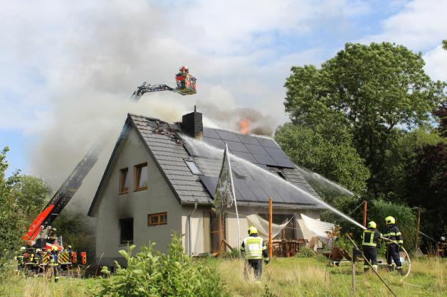 Die Feuerwehr versuchte alles, um den Brand einzudämmen. Doch die Flammen wüteten offenbar auf allen Etagen des Einfamilienhauses.